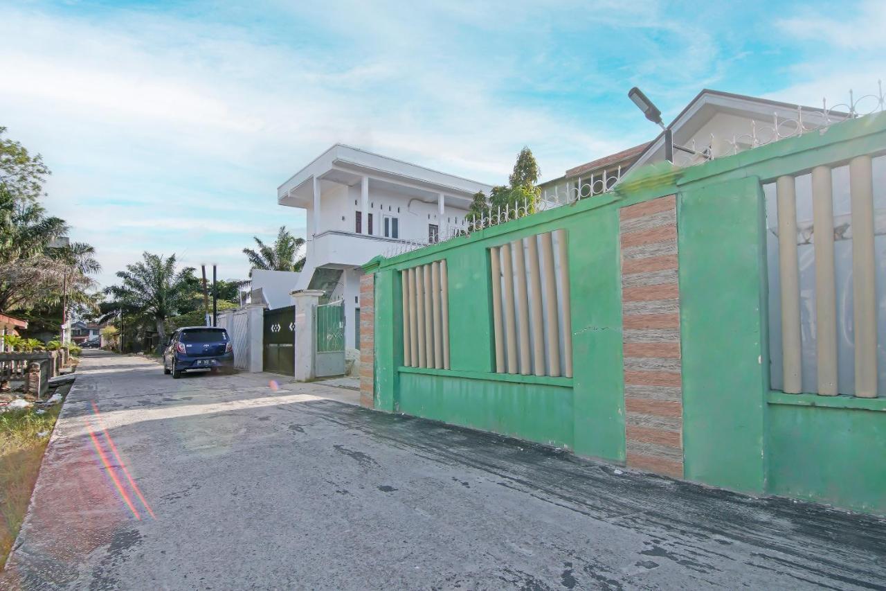 Oyo 91681 Raysa Homestay Pekanbaru Esterno foto