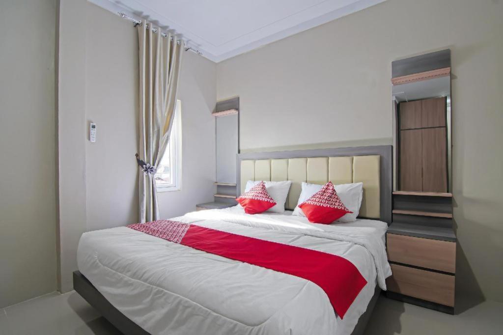 Oyo 91681 Raysa Homestay Pekanbaru Esterno foto